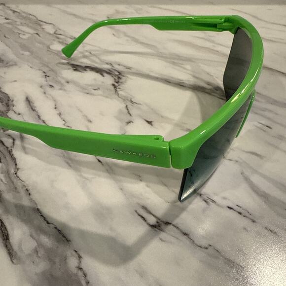 Authentic HAWKERS Polar Diamond Green Plastic Shield Sunglasses Plastic Lens - Picture 2 of 7